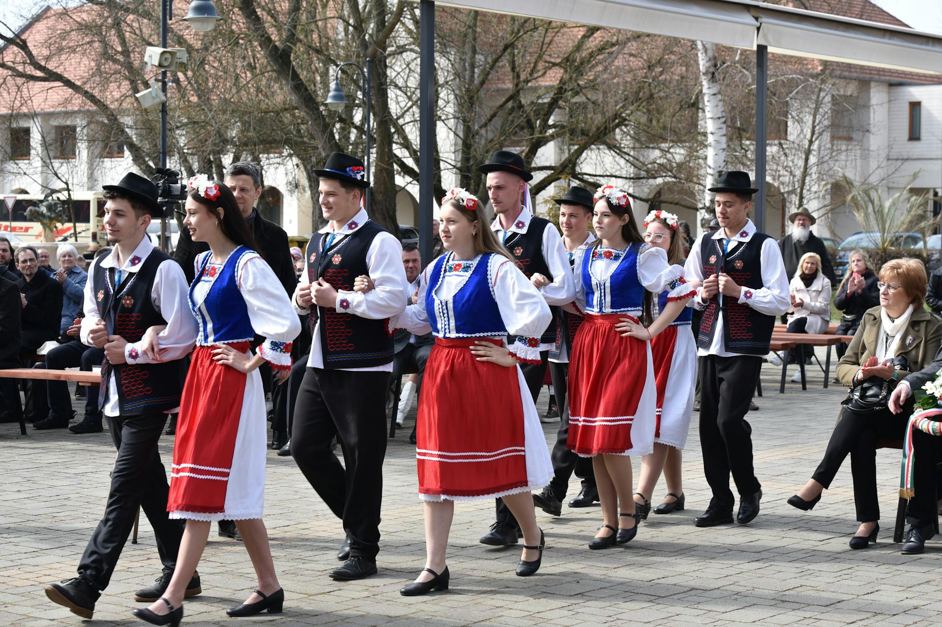 Uroczystości Święta 3 Maja na Rynku Miejskim w Węgrowie z flagami narodowymi i uczestnikami.